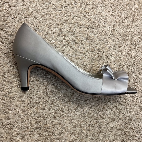 Vaneli Di Notte Silver Satin Peep Toe Heels - Picture 3 of 13